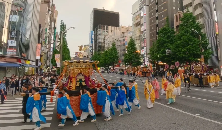 神田祭 神幸祭の神輿行列